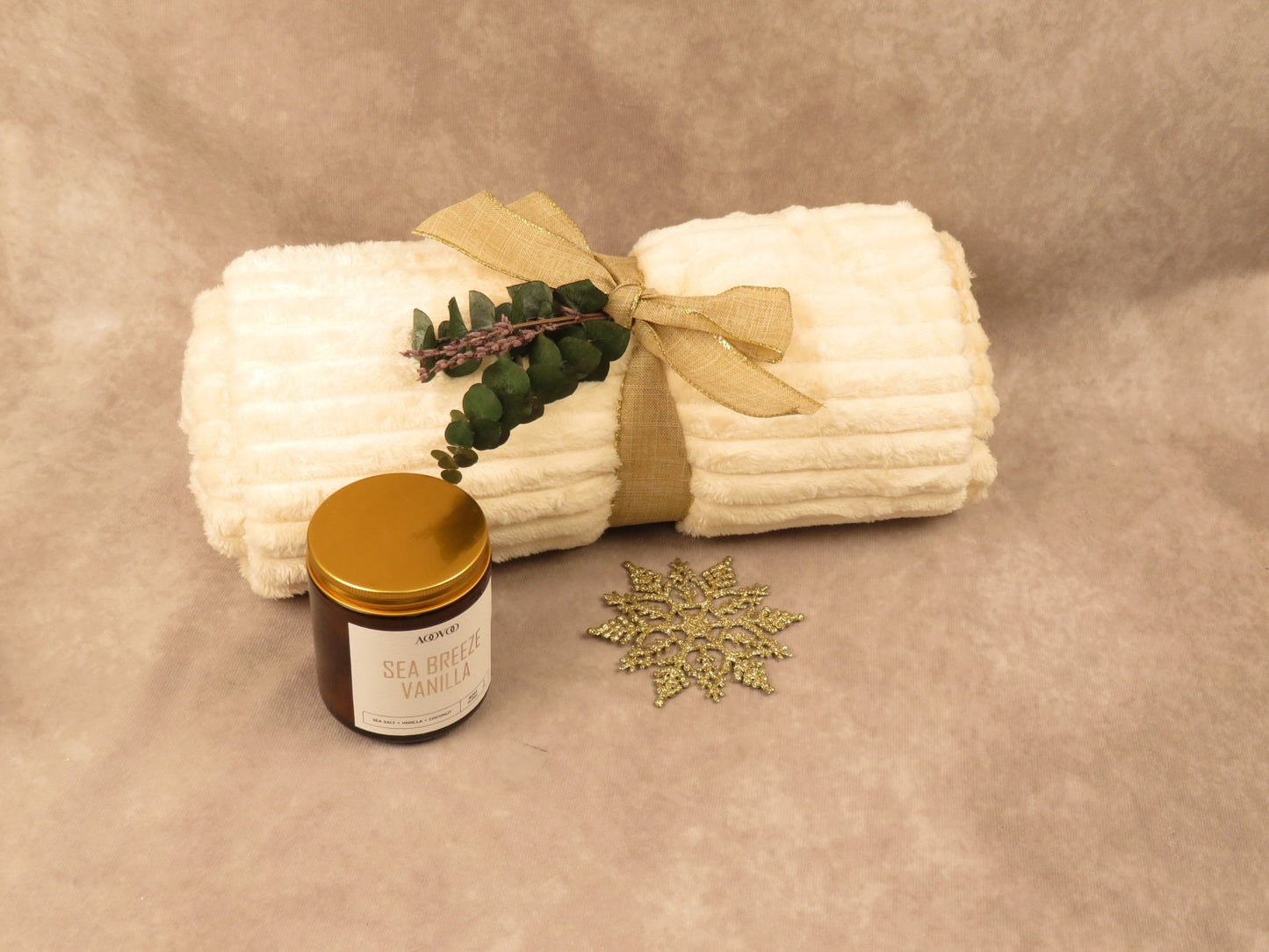 Cozy Gift Box with Chocolate Bar and Vanilla Candle - Gifterria - Gift Box