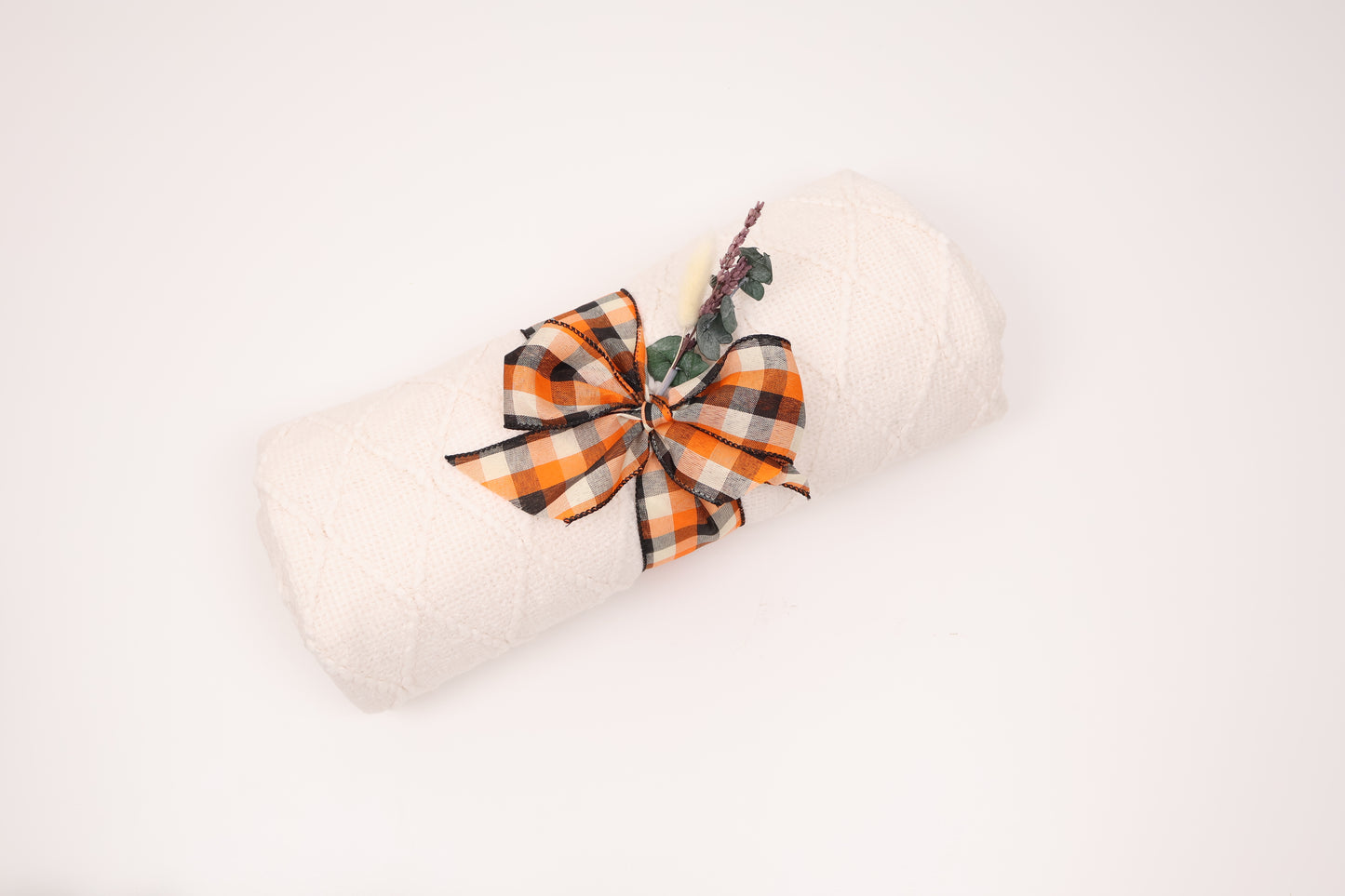 Cozy Fall Gift Box with a Cable-Knit Throw and a Ceramic Pumpkin