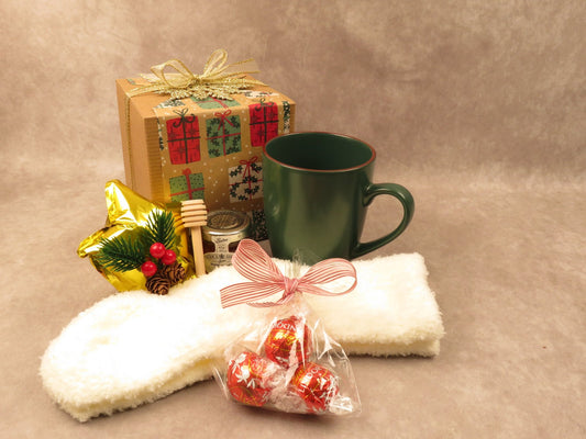 Cozy Christmas Green Mug Gift Set – Holiday Gift Box for Her or Him - Gifterria -
